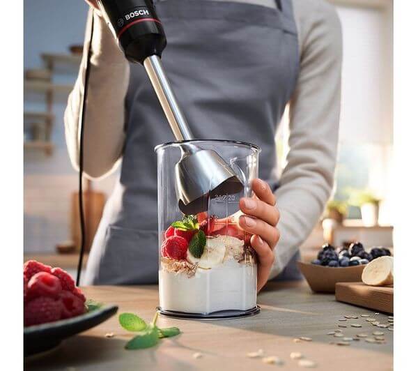 BOSCH SERIES 4 ErgoMaster MSM4B6V2GB HAND BLENDER VARIABLE SPEED 1000W BLACK in use blending fruits.